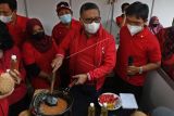 Sekretaris Jenderal Partai Demokrasi Indonesia Perjuangan (PDIP) Hasto Kristiyanto (kedua kanan) bersama kader partainya melakukan demo masak tanpa minyak goreng kelapa sawit di Sekolah Partai PDIP, Lenteng Agung, Jakarta, Senin (28/3/2022). Kegiatan tersebut digelar untuk mengampanyekan diversifikasi pangan tanpa gorengan sekaligus sebagai upaya mengurangi ketergantungan masyarakat terhadap minyak goreng kelapa sawit. ANTARA FOTO/Aditya Pradana Putra/YU