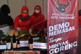 Kader Partai Demokrasi Indonesia Perjuangan (PDIP) melakukan demo masak tanpa minyak goreng di Sekolah Partai PDIP, Lenteng Agung, Jakarta, Senin (28/3/2022). Kegiatan tersebut digelar untuk mengampanyekan diversifikasi pangan tanpa gorengan sekaligus sebagai upaya mengurangi ketergantungan masyarakat terhadap minyak goreng kelapa sawit. ANTARA FOTO/Aditya Pradana Putra/YU