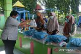 Pembina Rumah Anak Nanggroe (Ruman) Aceh, Ahmad Arief (kiri) menyerahkan bantuan paket sembako kepada  fakir miskin di Desa Punge Blang Cut, Banda Aceh, Aceh, Rabu (30/3/2022). Sejumlah paket sembako yang berasal dari sumbangan para donatur berupa beras, minyak goreng dan telur ayam yang diberikan kepada fakir miskin tersbeut untuk memenuhi kebutuhan bulan ramadhan 1443 Hijriyah. ANTARA FOTO/Ampelsa