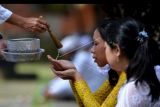 Pemuka agama Hindu memercikkan air suci saat persembahyangan Hari Pagerwesi di Pura Jagatnatha, Denpasar, Bali, Rabu (30/3/2022). Hari Pagerwesi merupakan rangkaian Hari Saraswati atau hari turunnya ilmu pengetahuan yang diperingati oleh umat Hindu di Bali dengan melakukan persembahyangan untuk memohon keteguhan iman dalam menerapkan ilmu pengetahuan. ANTARA FOTO/Fikri Yusuf/nym.