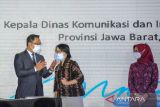 Gubernur Jawa Barat Ridwan Kamil (kiri) berbincang dengan Rektor ITB Reini Wirahadikusumah (tengah) saat pembukaan Musyawarah Perencanaan Pembangunan (Musrenbang) Provinsi Jawa Barat, di Bandung, Jawa Barat, Rabu (30/3/2022). Musrenbang yang dihadiri oleh seluruh kepala daerah di Jawa Barat tersebut membahas terkait rencana pembangunan di Jawa Barat pada 2023. ANTARA FOTO/Raisan Al Farisi/agr