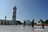 Sejumlah prajurit TNI bergotong royong membersihkan halaman Masjid Raya Baiturrahman, Banda Aceh, Aceh, Rabu (30/3/2022). Bhakti sosial TNI Kodam Iskandar Muda membersihkan masjid di pusat kota tersebut dalam rangka menyambut bulan suci Ramadan 1443 H. ANTARAFOTO/Ampelsa