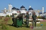 Sejumlah prajurit TNI bergotong royong membersihkan halaman Masjid Raya Baiturrahman, Banda Aceh, Aceh, Rabu (30/3/2022). Bhakti sosial TNI Kodam Iskandar Muda membersihkan masjid di pusat kota tersebut dalam rangka menyambut bulan suci Ramadan 1443 H. ANTARAFOTO/Ampelsa