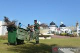 Sejumlah prajurit TNI bergotong royong membersihkan halaman Masjid Raya Baiturrahman, Banda Aceh, Aceh, Rabu (30/3/2022). Bhakti sosial TNI Kodam Iskandar Muda membersihkan masjid di pusat kota tersebut dalam rangka menyambut bulan suci Ramadan 1443 H. ANTARAFOTO/Ampelsa