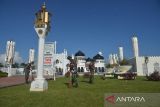 Sejumlah prajurit TNI bergotong royong membersihkan halaman Masjid Raya Baiturrahman, Banda Aceh, Aceh, Rabu (30/3/2022). Bhakti sosial TNI Kodam Iskandar Muda membersihkan masjid di pusat kota tersebut dalam rangka menyambut bulan suci Ramadan 1443 H. ANTARAFOTO/Ampelsa