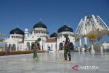 Sejumlah prajurit TNI bergotong royong membersihkan halaman Masjid Raya Baiturrahman, Banda Aceh, Aceh, Rabu (30/3/2022). Bhakti sosial TNI Kodam Iskandar Muda membersihkan masjid di pusat kota tersebut dalam rangka menyambut bulan suci Ramadan 1443 H. ANTARAFOTO/Ampelsa