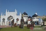 Sejumlah prajurit TNI bergotong royong membersihkan halaman Masjid Raya Baiturrahman, Banda Aceh, Aceh, Rabu (30/3/2022). Bhakti sosial TNI Kodam Iskandar Muda membersihkan masjid di pusat kota tersebut dalam rangka menyambut bulan suci Ramadan 1443 H. ANTARAFOTO/Ampelsa