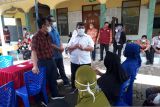 Pasang jaringan PDAM - Sejumlah pejabat Pemkot Kediri di lokasi rumah warga yang sudah terpasang jaringan PDAM di  Lingkungan Wonosari, Kelurahan Bujel, Kecamatan Mojoroto, Kota Kediri, Jawa Timur, Sabtu (19/3/2022). Pemkot Kediri membantu warga dengan pemasangan jaringan PDAM secara gratis, menyusul kasus air tercemar logam berat. ANTARA Jatim/ Asmaul