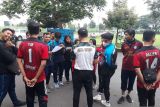 Sejumlah atlet saat latihan olahraga Keronjang (Takraw Keranjang) di GOR Jayabaya, Kota Kediri, Jawa Timur, Minggu (27/3/2022). Olahraga gabungan antara sepak takraw dan bola basket ini asli dari Kota Kediri. Kegiatan ini keterampilan mengasah bola. ANTARA Jatim/ Asmaul/Zk