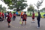 Sejumlah atlet berlatih saat latihan olahraga Keronjang (Takraw Keranjang) di GOR Jayabaya, Kota Kediri, Jawa Timur, Minggu (27/3/2022). Olahraga gabungan antara sepak takraw dan bola basket ini asli dari Kota Kediri. Kegiatan ini keterampilan mengasah bola. ANTARA Jatim/ Asmaul/Zk