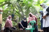 Melihat pembuatan minyak goreng oleh ibu PKK di Depok