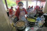 Peserta memasak olahan makanan tanpa menggunakan minyak goreng di Indramayu, Jawa Barat, Jumat (1/4/2022). Festival Kuliner Tanpa Minyak Goreng tersebut digelar untuk mengampanyekan diversifikasi pangan tanpa gorengan sekaligus sebagai upaya mengurangi ketergantungan masyarakat terhadap minyak goreng kelapa sawit. ANTARA FOTO/Dedhez Anggara/agr