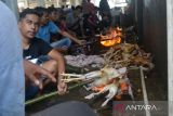 Pedagang membakar ayam potong untuk dijual di Pasar Al Mahirah, Desa Lamdingin, Banda Aceh, Aceh, Jumat (1/4/2022). Permintaan ayam potong menyambut  perayaan tradisi meugang bulan Ramadhan 1443 H  di daerah itu meningkat dengan harga penjualan naik dari Rp50.000 per ekor menjadi Rp55.000 per ekor. ANTARA FOTO/Ampelsa.