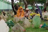Umat Islam berdoa di sisi makam keluarganya saat ziarah kubur di Tempat Pemakaman Umum (TPU) Wanasari, Denpasar, Bali, Jumat (1/4/2022). Tradisi ziarah kubur menjelang puasa Ramadhan tersebut dilakukan umat Islam di Bali untuk mendoakan keluarga yang telah meninggal dunia. ANTARA FOTO/Nyoman Hendra Wibowo/nym.