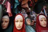 Pedagang menata kerudung saat berjualan di Pasar Pabean, Surabaya, Jawa Timur, Sabtu (2/4/2022). Menurut pedagang penjualan berbagai jenis busana muslim menjelang Ramadhan 1443 H mulai meningkat sekitar 30 persen dibandingkan tahun yang lalu seiring membaiknya kondisi pandemi COVID-19. Antara Jatim/Moch Asim/zk.