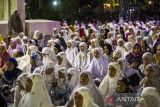 Umat Islam melaksanakan shalat tarawih di Masjid Raya Sabilal Muhtadin, Banjarmasin, Kalimantan Selatan, Sabtu (2/4/2022). Sebagian umat islam mulai melaksanakan shalat tarawih pertama setelah pemerintah pusat menetapkan 1 Ramadhan 1443 H jatuh pada Minggu  (3/4/2022). Foto Antaranews Kalsel/Bayu Pratama S.