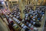 Umat Islam melaksanakan shalat tarawih di Masjid Raya Sabilal Muhtadin, Banjarmasin, Kalimantan Selatan, Sabtu (2/4/2022). Sebagian umat islam mulai melaksanakan shalat tarawih pertama setelah pemerintah pusat menetapkan 1 Ramadhan 1443 H jatuh pada Minggu  (3/4/2022). Foto Antaranews Kalsel/Bayu Pratama S.