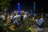 Umat Islam melaksanakan shalat tarawih di Masjid Raya Sabilal Muhtadin, Banjarmasin, Kalimantan Selatan, Sabtu (2/4/2022). Sebagian umat islam mulai melaksanakan shalat tarawih pertama setelah pemerintah pusat menetapkan 1 Ramadhan 1443 H jatuh pada Minggu  (3/4/2022). Foto Antaranews Kalsel/Bayu Pratama S.