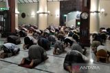 Umat Islam di Kabupaten Kudus khusyuk shalat tarawih hari pertama