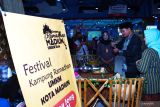 Wali Kota Madiun Maidi (kedua kanan) meninjau salah satu stand makanan saat digelar Festival Kampung Ramadhan Usaha Mikro Kecil Menengah (UMKM) di sebuah pusat perbelanjaan di Kota Madiun, Jawa Timur, Jumat (1/4/2022). Pemkot Madiun berkerja sama dengan sebuah pusat perbelanjaan memfasilitasi para pelaku UMKM untuk memasarkan produknya hingga 20 Juni 2022 tanpa dipungut biaya sewa tempat. Antara Jatim/Siswowidodo/zk