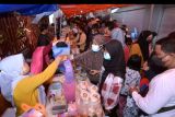 Pedagang melayani pembeli di pasar takjil kawasan Wanasari, Denpasar, Bali, Minggu (3/4/2022). Pasar takjil yang dibuka saat bulan Ramadhan tersebut menjadi lokasi favorit warga di Denpasar untuk membeli hidangan berbuka puasa. ANTARA FOTO/Fikri Yusuf/nym.