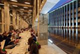 Sejumlah umat Islam bersiap menyantap sajian berbuka puasa di kompleks Masjid Istiqlal, Jakarta, Minggu (3/4/2022). Kegiatan buka puasa bersama yang digelar pertama kali setelah vakum dua tahun saat pandemi COVID-19 tersebut menyediakan 3.000 paket makanan untuk umat islam selama bulan suci Ramadhan tahun ini. ANTARA FOTO/Aditya Pradana Putra/YU