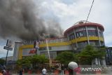 Petugas pemadam kebakaran berusaha memadamkan api saat kebakaran pusat peberlenjaan, Suzuya Mall , di Banda Aceh, Aceh, Senin (4/4/2022). Kebakaran pusat pembelanjaan itu diduga akibat hubungan arus pendek listrik dan petugas menurunkan tujuh mobil untuk memadamkan api. ANTARA FOTO/Ampelsa.