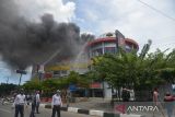 Petugas pemadam kebakaran berusaha memadamkan api saat kebakaran pusat peberlenjaan, Suzuya Mall , di Banda Aceh, Aceh, Senin (4/4/2022). Kebakaran pusat pembelanjaan itu diduga akibat hubungan arus pendek listrik dan petugas menurunkan tujuh mobil untuk memadamkan api. ANTARA FOTO/Ampelsa.