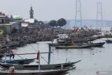  Sejumlah perahu nelayan tertambat di Pantai Kenjeran Surabaya, Jawa Timur, Minggu (3/4/2022). Di hari pertama puasa bulan Ramadhan 1443 H, sebagian nelayan di kawasan tersebut memilih untuk tidak melaut. Antara Jatim/Didik Suhartono/zk