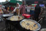 Pedagang menggoreng berbagai macam gorengan di pasar takjil di kawasan Karang Menjangan, Surabaya, Jawa Timur, Senin (4/4/2022). Pasar takjil yang menyediakan berbagai macam makanan dan minuman dengan harga bervariatif itu menjadi lokasi favorit warga untuk membeli hidangan berbuka puasa. Antara Jatim/Didik Suhartono/zk