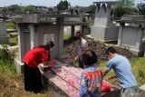 Warga keturunan Tionghoa menabur bunga sebelum sembahyang Chen Beng di Makam Kembang Kuning, Surabaya, Jawa Timur, Senin (4/4/2022). Perayaan Chen Beng yang dirayakan setiap tahun tersebut merupakan tradisi sembayang di makam atau ziarah kubur bagi masyarakat keturunan Tionghoa dengan tujuan menghormati para leluluhur yang telah meninggal. Antara Jatim/Patrik Cahyo Lumintu/Zk