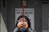Warga keturunan Tionghoa melakukan sembahyang Chen Beng di Makam Kembang Kuning, Surabaya, Jawa Timur, Senin (4/4/2022). Perayaan Chen Beng yang dirayakan setiap tahun tersebut merupakan tradisi sembayang di makam atau ziarah kubur bagi masyarakat keturunan Tionghoa dengan tujuan menghormati para leluluhur yang telah meninggal. Antara Jatim/Patrik Cahyo Lumintu/Zk