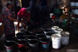 Pekerja membuat cincau hitam di industri rumahan Desa Jatisari, Geger, Kabupaten Madiun, Jawa Timur, Selasa (5/4/2022). Menurut pemilik industri rumahan tersebut, guna memenuhi lonjakan permintaan selama Ramadhan produksi ditingkatkan dari tiga drum menjadi 30 drum per hari, dan setiap drum dicetak menjadi 18 ember yang dijual dengan harga Rp23.000 per ember. Antara Jatim/Siswowidodo/zk