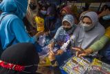 Warga antre untuk membeli minyak dan gula saat pasar murah Ramadhan di Banjarmasin, Kalimantan Selatan, Selasa (5/4/2022). Bazar dan pasar murah yang diselenggarakan oleh Pemerintah Kota menggunakan Banjarmasin Corporate Social Responsibility (BCSR) tersebut untuk stabilisasi harga pasaran karena beberapa komoditas mengalami kenaikan harga di pasar serta untuk mendekatkan pelayanan kepada masyarakat dengan harga distributor. Foto Antaranews Kalsel/Bayu Pratama S.