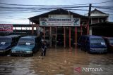 Warga berada diantara mobilnya yang terendam banjir di Kawasan Gedebage, Bandung, Jawa Barat, Rabu (6/4/2022). Hujan dengan intensitas tinggi di berbagai titik di Kota Bandung membuat sejumlah wilayah tergenang air yang menyebabkan kemacetan di jalan nasional Soekarno-Hatta. ANTARA FOTO/Raisan Al Farisi/agr
