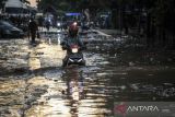 Pengendara motor menerjang banjir di Kawasan Gedebage, Bandung, Jawa Barat, Rabu (6/4/2022). Hujan dengan intensitas tinggi di berbagai titik di Kota Bandung membuat sejumlah wilayah tergenang air yang menyebabkan kemacetan di jalan nasional Soekarno-Hatta. ANTARA FOTO/Raisan Al Farisi/agr
