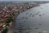 Foto udara suasana kampung nelayan di Muncar, Banyuwangi, Jawa Timur, Selasa (6/4/2022). Peringatan Hari Nelayan Nasional yang ditetapkan pada tahun 1960 setiap 6 april itu sebagai wujud apresiasi jasa para nelayan dalam memenuhi kebutuhan masyarakat Indonesia. Antara Jatim/Budi Candra Setya/zk