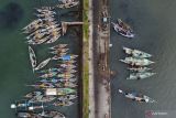 Foto udara suasana kapan nelayan sandar di pelabuhan Muncar, Banyuwangi, Jawa Timur, Selasa (6/4/2022). Peringatan Hari Nelayan Nasional yang ditetapkan pada tahun 1960 setiap 6 april itu sebagai wujud apresiasi jasa para nelayan dalam memenuhi kebutuhan masyarakat Indonesia. Antara Jatim/Budi Candra Setya/zk