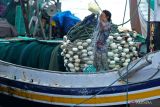  Nelayan mandi di atas perahunya di Pelabuhan Ikan Muncar, Banyuwangi, Jawa Timur, Selasa (6/4/2022). Peringatan Hari Nelayan Nasional yang ditetapkan pada tahun 1960 setiap 6 april itu sebagai wujud apresiasi jasa para nelayan dalam memenuhi kebutuhan masyarakat Indonesia. Antara Jatim/Budi Candra Setya/zk