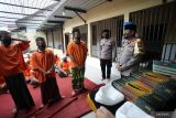 Kapolres Blitar Kota AKBP Argo Wiyono (kanan) berbincang dengan tahanan saat pesantren ramadhan di ruang tahanan (Rutan) Mapolres Blitar Kota, Jawa Timur, Rabu (6/4/2022). Pesantren Ramadhan yang diadakan oleh Polres Blitar kota bagi tahanan tersebut juga bertujuan sebagai sarana pembinaan mental dan spiritual untuk mengubah pola pikir dan perilaku para tahanan melalui siraman rohani agar kedepannya bisa berperilaku baik dan berguna bagi masyarakat. Antara Jatim/Irfan Anshori/zk