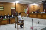 Terdakwa Youtuber M Kece menjalani sidang vonis dugaan kasus penistaan agama di Pengadilan Negeri (PN) Ciamis Kelas I B, Kabupaten Ciamis, Jawa Barat, Rabu (6/4/2022). Majelis Hakim menjatuhkan hukuman penjara selama 10 tahun kepada Muhammad Kece atau M Kace karena terbukti sengaja menyiarkan berita bohong, dengan membuat keonaran di kalangan masyarakat. ANTARA FOTO/Adeng Bustomi/agr