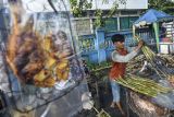 Pedagang membakar batang rotan (Pakat) yang akan dijual di Medan, Sumatera Utara, Selasa (5/4/2022). Pakat yang merupakan makanan tradisional khas suku Batak Mandailing tersebut biasanya dijual pada bulan Ramadhan dengan harga Rp2.500 per batangnya dan banyak digemari warga untuk santapan menu berbuka puasa. ANTARA FOTO/Fransisco Carolio/Lmo/hp.