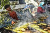 Pedagang membakar batang rotan (Pakat) yang akan dijual di Medan, Sumatera Utara, Selasa (5/4/2022). Pakat yang merupakan makanan tradisional khas suku Batak Mandailing tersebut biasanya dijual pada bulan Ramadhan dengan harga Rp2.500 per batangnya dan banyak digemari warga untuk santapan menu berbuka puasa. ANTARA FOTO/Fransisco Carolio/Lmo/hp.