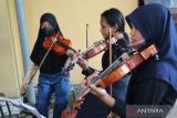  Pelajar belajar bermain biola di Sanggar Komunitas Keroncong Anak Kabupaten Jombang, Jawa Timur, Kamis (7/4/2022). Puluhan pelajar SD hingga SMA di Kabupaten Jombang memanfaatkan waktu menunggu berbuka puasa dengan belajar musik keroncong. Antara Jatim/Syaiful Arif/zk