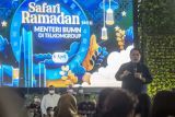 Menteri BUMN Erick Thohir berdialog dengan pegawai Telkomgroup dalam rangka Safari Ramadhan Menteri BUMN di Jakarta, Rabu (6/4/2022). Dalam dialognya, Erick Thohir menyampaikan agar Telkomgroup menjadi tulang punggung ekonomi digital Indonesia. ANTARA FOTO/Muhammad Adimaja/rwa.

