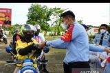 Imigrasi Palembang bagikan takjil ke  tukang ojek untuk berbuka puasa