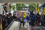 Mahasiswa yang tergabung dari Aliansi Mahasiswa dan Masyarakat Tasikmalaya menggelar aksi unjuk rasa di Gedung DPRD Kota Tasikmalaya, Jawa Barat, Jumat (8/4/2022). Dalam aksinya mereka menuntut kepada Pemerintah untuk mengkaji ulang kenaikan harga BBM jenis pertamax dan menolak wacana kenaikan Pertalite, gas Elpijji 3 Kg dan menuntut diturunkannya harga minyak goreng serta menolak rencana penundaan Pemilu 2024 atau wacana perpanjangan masa jabatan presiden. ANTARA FOTO/Adeng Bustomi/agr