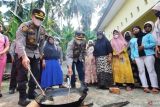 Polisi Pariaman dorong warga kembali produksi minyak goreng kelapa rumahan