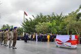 Upacara penghormatan almarhum Hudarni Rani sebelum di makam kan, upacara dipimpin Gubernur Babel, Erzaldi Roesman di Taman Makam Pahlawan Nasional PAWITRALAYA , Sabtu (9/4).