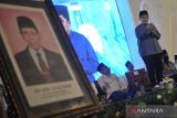 Menteri Badan Usaha Milik Negara (BUMN) Erick Thohir (tengah) memberikan sambutan saat Festival Banjari Erick Thohir se-Jawa Timur di Islamic Center Universitas Pesantren Tinggi Darul Ulum (UNIPDU), Kecamatan Petorangan, Kabupaten Jombang, Jawa Timur, Jumat (8/4/2022). Festival Banjari Erick Thohir tingkat SMA sederajat se-Jawa Timut tersebut diikuti sekitar 57 grup. Menteri BUMN juga memberikan beasiswa kepada santri mulai dari SMA hingga lulus perguruan tinggi. Antara Jatim/Syaiful Arif/zk